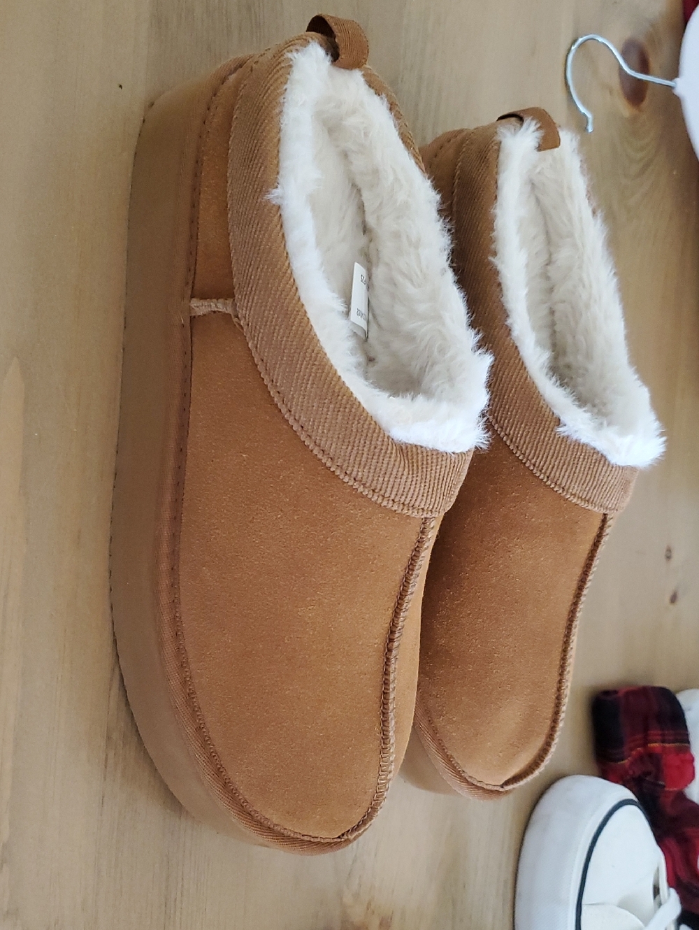 Brand New Cozy Faux-Shearling Slip-On Slippers in Chestnut